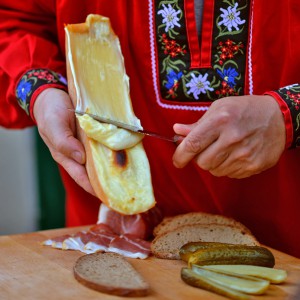 Beim ursprünglichen Fondue schmilzt der Käselaib am offenen Feuer.